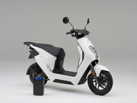 Vuosimallin 2023 Honda EM1 e: sähköskootteri.