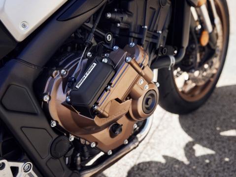 Hondan vuosimallia 2024 sähköisellä automaattikytkimellä varustettu CB650R.