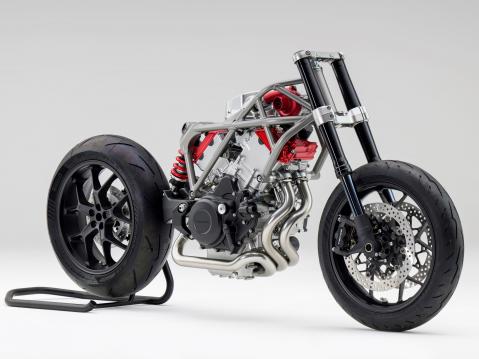 2024 EICMA:ssa esitelty V3-konseptimoottori, jossa on sähköinen ahdin.