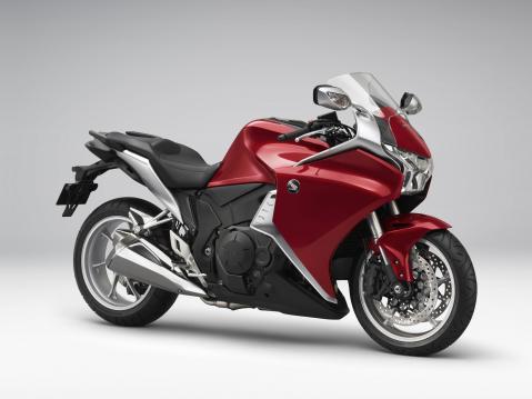 Honda VFR1200F. Ensimmäinen moottoripyörämalli, joka oli saatavilla myös kaksoiskytkinautomaattivaihteistolla.