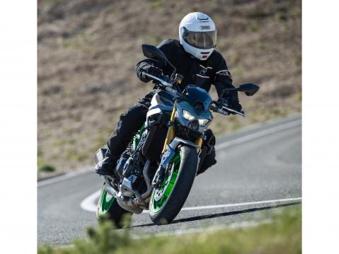 Kawasaki Z900 istuu mutkaan kuin hanska käteen. Kuva Bridgestone T33 Press Launch.