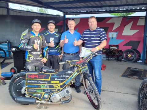 Jessen ja mekaanikko Markun kanssa poseeraavat yhteistyökumppanit Pasi Reijonen, Best Line oy ja Matti Nyyssönen, Kajaanin Romu oy. Kuva: Must One's Racing Team.