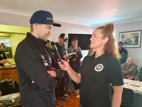 Erno Kostamo Mike Hailwood säätiön edustajan haastateltavana.