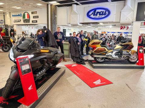 Paljastetut 50 v juhlamallit. Edessä Bagger ja takana Eternal Gold -värityksellä varustettu GL1800 Gold Wing Tour.