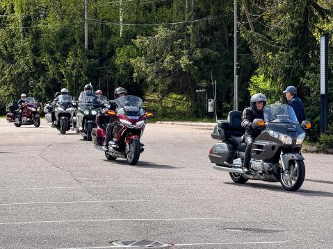 Gold Wing Club Finlandin Wingi-saattuetta.