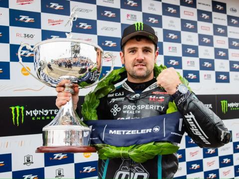Michael Dunlop kipusi jo 48. kerran podiumille Mansaaren kisoissa. Uusi ennätys sekin!