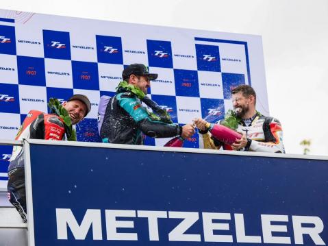 Dunlop (MD Racing Paton) voitti Supertwin 1. kisan. Kakkosena Mansaarelainen Michael Evans (Dafabet Racing Kawasaki) ja kolmantena Rob Hodson (SMT Racing Paton). Evans ja Hodson nousivat molemmat ensi kertaa TT-kisojen palkintokorokkeelle.