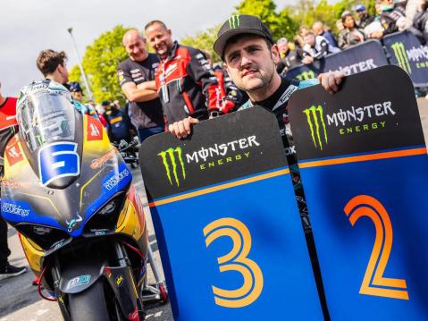 Michael Dunlop ja huikea 32. voitto Mansaaren TT-kisoista.