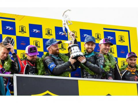 Podiumilla. 1) Ryan ja Callum Crowe, 2) Ben Birchall/Patrick Rosney ja 3 Lee Crawford/Scott Hardie.