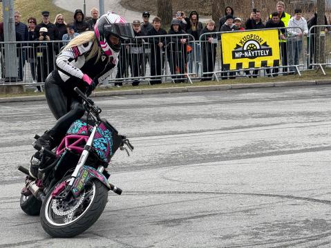 Tasapainon hallitseminen on stunttailun ja ylipäänsä moottoripyöräilyn perusasioita.