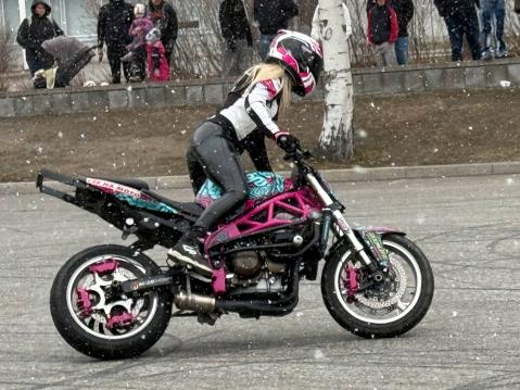 Lumisade yllätti sunnuntain stunt shown alussa.
