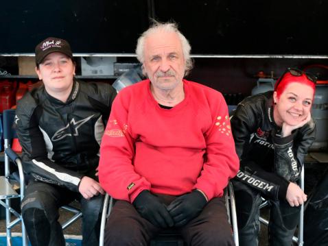 Markku Artiola ei saanut omaa pyöräänsä kuntoon, mutta oli Mimi Sidecar Racingin, Minna Rantalan (vas.) ja Mia Karjalaisen tukena Motoparkissa. Kuva: Juha Harju