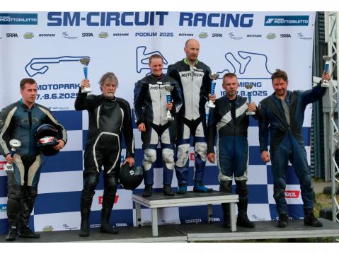 Sivuvaunuluokan ensimmäisen osakilpailun podium. Marko ja Ville Hurme, Jaana Soppa, Petri Makkula, Jari Nikkanen ja Harri Hiljanen. Kuva: Juha Harju