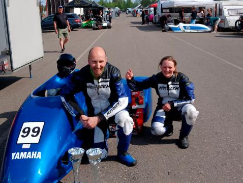 Petri Makkula ja Jaana Soppa voittivat molemmat sivuvaunu-luokan lähdöt Motoparkissa. Kuva: Vesa Kietäväinen
