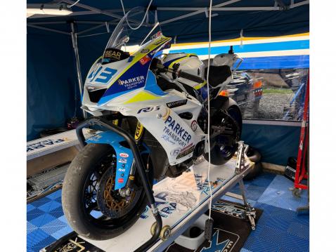 Parker Transport Racing Teamin Yamaha varikolla.