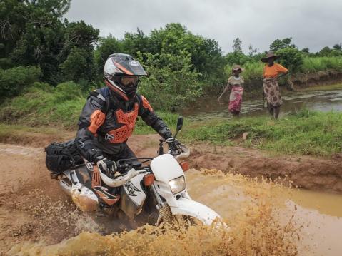 Madagascarin tiet pahimmillaan sadekautena – RN11 tie itärannikolla.