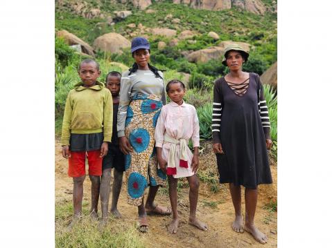 Madagaskarilla tarvitsee harvoin vaeltaa yksin, kuvassa seurue joka liittyi seuraani osaksi matkaa.