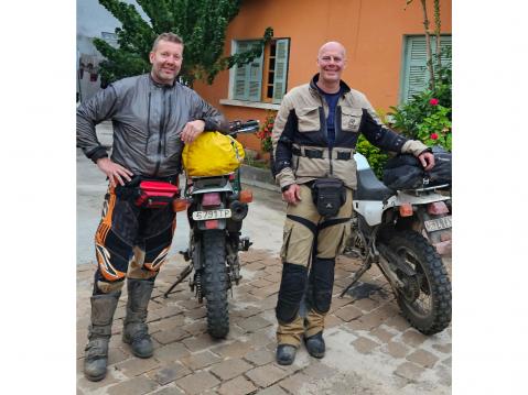 Madagascarin motoreissu tehty, motot palautettu ja samana yönä paluulento Pariisin kautta Helsinkiin.