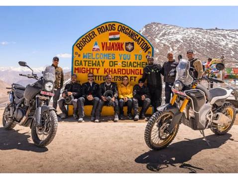 750 cc Royal Enfield Himalayan ja sen sahkoinen versio sulassa sovussa.