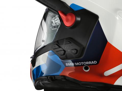BMW:n uuteen GS Rallye Carbon -kypärään on saatavilla lisävarusteena BMW ConnectedRide COM P1 GS -kypäräpuhelin. Sen toimintaa voidaan ohjata pyörän monitoimiohjaimella suoraan stongalta.
