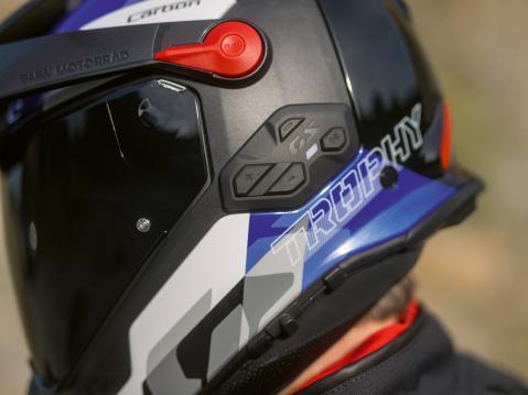 BMW:n uuteen GS Rallye Carbon -kypärään on saatavilla lisävarusteena BMW ConnectedRide COM P1 GS -kypäräpuhelin.