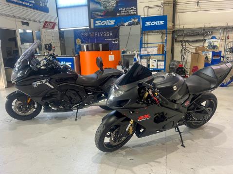 Meitä motoristeja tänään kaksi tuli pyörällä duuniin, kertoo Timo.