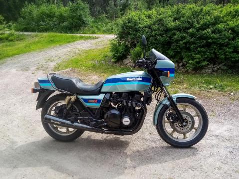 Moi. Tässä uusin ajopyöräni tänään 16.6.2025 kuvattuna: Kawasaki Z1100R Stardust Silver, kirjoitti Emppu.