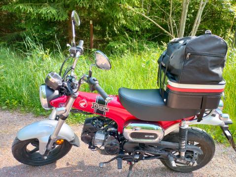 Honda Dax 125:lla painellaan jo toista kautta työmatkaa 60 km päivittäin, sekä säällä että kelillä. Nyt myös hyvin varusteltuna, jos joku aamu tuleekin mieleen ajaa työpaikan ohi, ja ihan minne vaan. Terv. Taina.