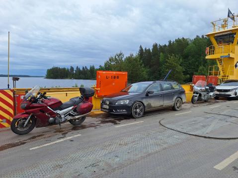 Eilen Hailuodon lautalla tänään Puutossalmen lossilla tiistain iltakokoontumiseen lossikioskille. T. Juha.
