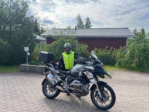 Hei, tässä minun kuva mukaan kisaan. Prätkällä asioille 16.6.2025. T. Terhi.