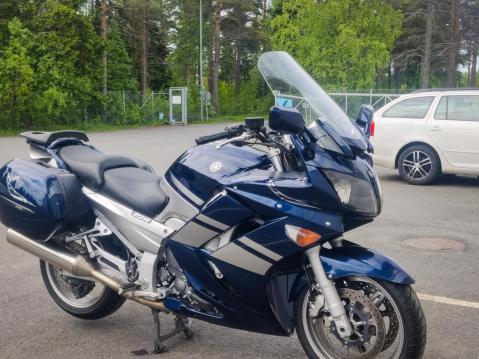 Moro! FJR:llä töihin juhlapäivää kunnioittaen. Jammu vuosimallia 2007 (RP13), AS- malli, joten 'kytkinpommit' eivät enää vaivaa. T. Petteri, Kemi-Finland