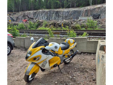 Moikka. Ajelin Paraisilta Espooseen töihin. Pyörähän on Suzuki Hayabusa. Terveisin Kalle M.