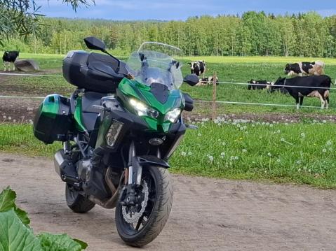 'Sen verran lyhyt työmatka jotta siihen ei kulkupelejä tarvita, mutta ajellaan sitten muita ajoja. Kulkupeli Kawasaki Versys 1000S,' pohti Timppa Juankoskelta.