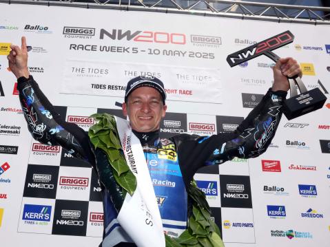 Richard Cooper Notrh West 200 -kisassa voittoisana.