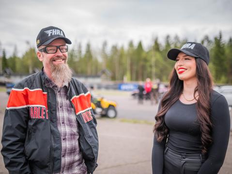 Lajifani Käkö Lyytikäinen toimi Miss Americana 2025 Kiia Huutoniemen oppaana Kiihdytysajon SM-sarjan kauden avausosakilpailussa. Kuva Jussi Pietarinen.