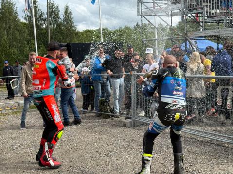 Petr Najman ja Richard Cooper suihkuttivat palkintoshampanjat yleisön suuntaan.
