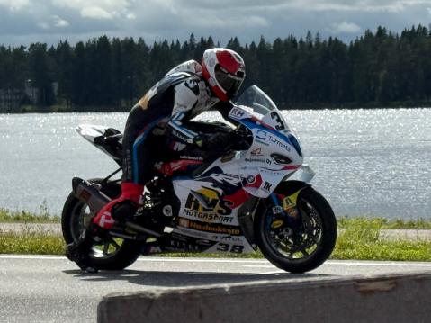 Kostamon tämän vuoden viimeinen Imatranajon IRRC Superbike-luokan startti.