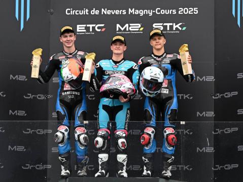 JuniorGP MM-sarjan Magney-Coursin osakilpailun podium: Casey O'Gorman (vas.), Joel Esteban ja Rico Salmela.