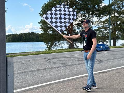 Petri Makkula ja Jaana Soppa ohittivat ruutulipun ensimmäisinä.