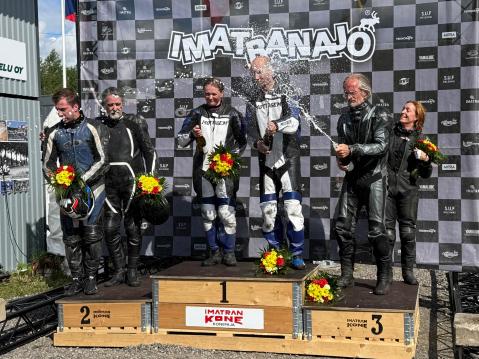 Sivuvaunuluokan ensimmäisen kilpailun podium: Ville ja Marko Hurme (vas.), Jaana Soppa, Petri Makkula, Andre ja Petra Hummel.