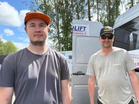 Julius Virtanen (vas.) toipui nopeasti lauantaisesta putoamisesta ja oli isänsä Petri Virtasen kanssa sunnuntaina podiumilla. 