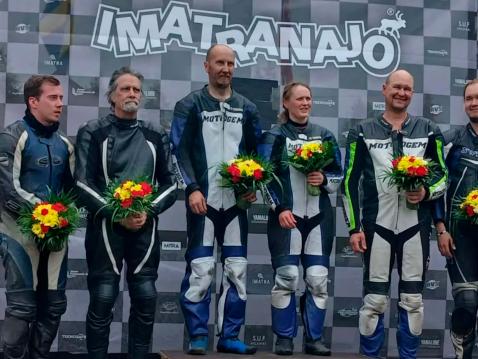 Sunnuntain sivuvaunuluokan podium: Ville ja Marko Hurme (vas.), Petri Makkula, Jaana Soppa, Petri ja Julius Virtanen. Kuva: Raimo Prii.