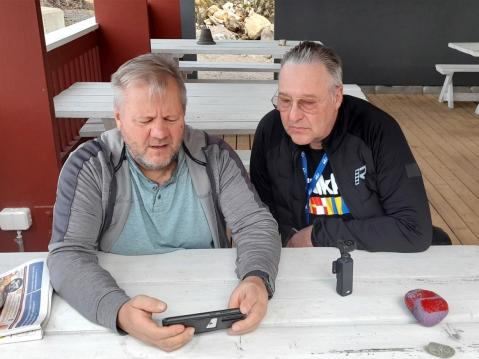 Kuvatun dronevideon tarkastusta Lievedellä.