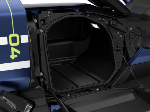 BMW CE 04: sivulla sijaitseva tavaratila kypärää varten.