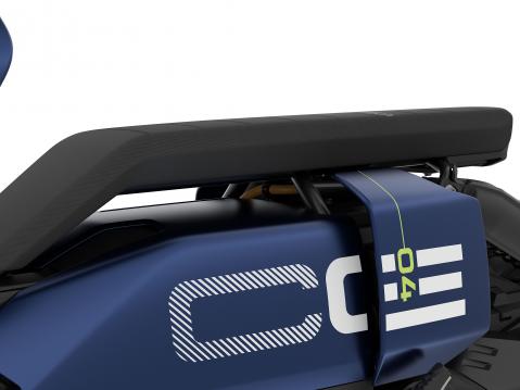 BMW CE 04:n istuin on villisti muotoiltu.