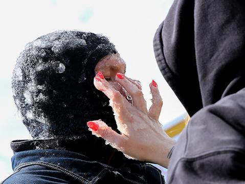 Suojarasvan voitelua. Suojakerroin taitaa olla aika kova.