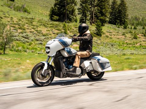 Forever Radin kantrilaulaja Tyler Hubbardille kustomoima uniikki Indian Chieftain PowerPlus.