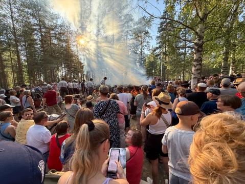 Tervahaudan sytytys. Tässä vaiheessa yleisö pystyi vielä olemaan melko lähellä.