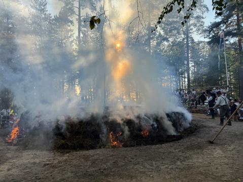 Auringonvalo siivilöityi hienosti männynoksien välistä tervahaudan savun antaessa siihen oman osuutensa ja Kuortaneenjärven kilon komeasti heijastuessa taustalla.