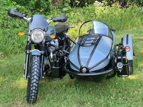 Royal Enfield Interceptor 650 ja Watsonian Grand Prix -sivuvaunu. Malliesimerkki siitä, miten sivuvaunuvalmistaja voi räätälöidä vaunujaan asiakkaan tarpeiden mukaisesti.